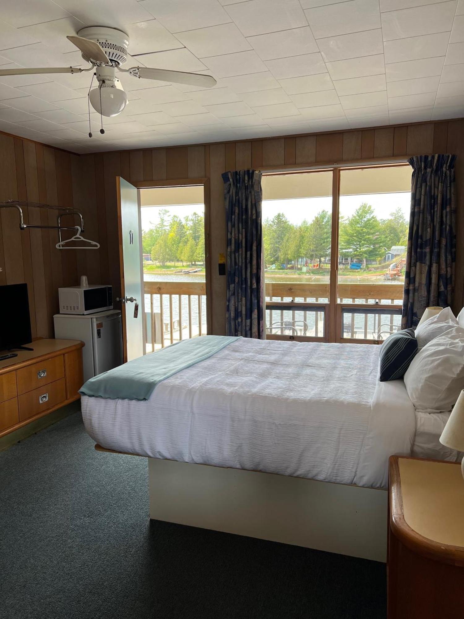 Kit Wat & Marina Hotel